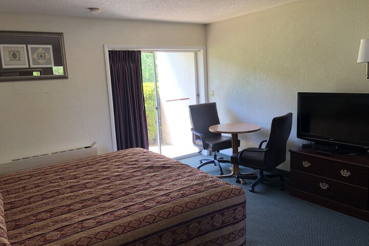 1 King Bed (3 of 6)