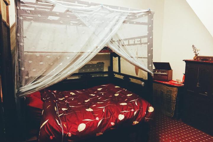 Room 10 of 42