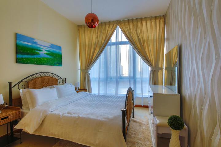High End Sea View in Dubai Marina Balcony & Pool