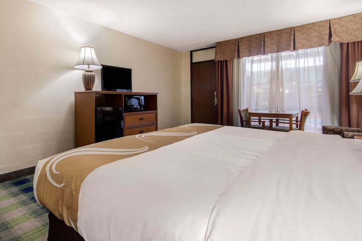 1 King Bed (5 of 5)