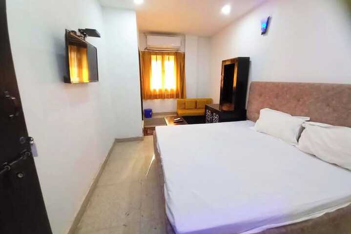 Room 11 of 23