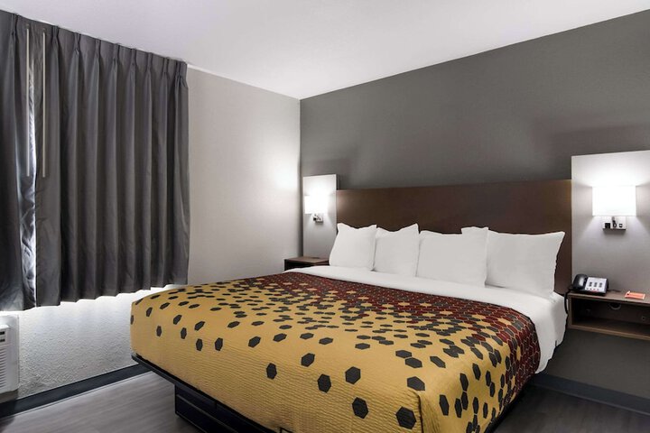 1 King Bed (3 of 10)