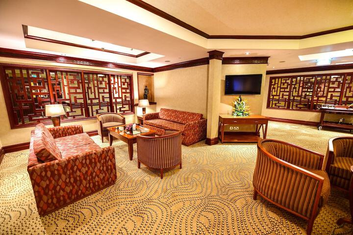 Lounge 45 of 62