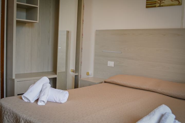 Room 33 of 76