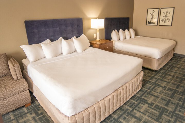 1 King Bed Accessible (9 of 11)