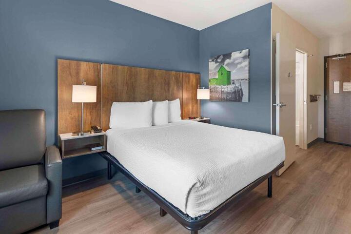Standard Studio 1 Queen Bed (6 of 13)