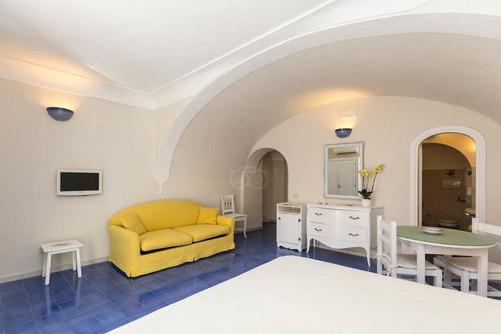 Room 4 of 62