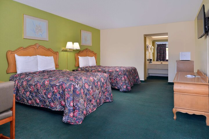 2 Queen Beds (3 of 4)