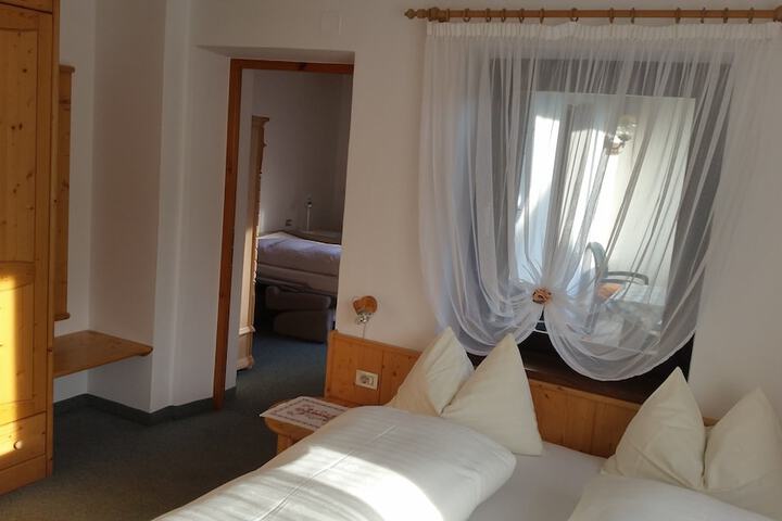 Room 2 of 92