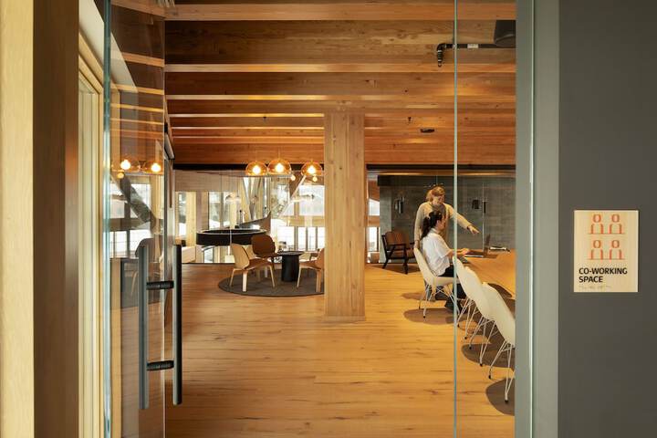 Business Center 39 of 41