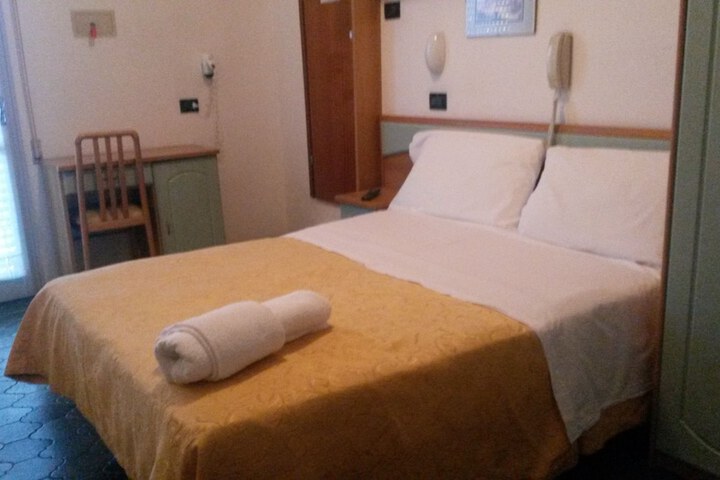 Room 8 of 33