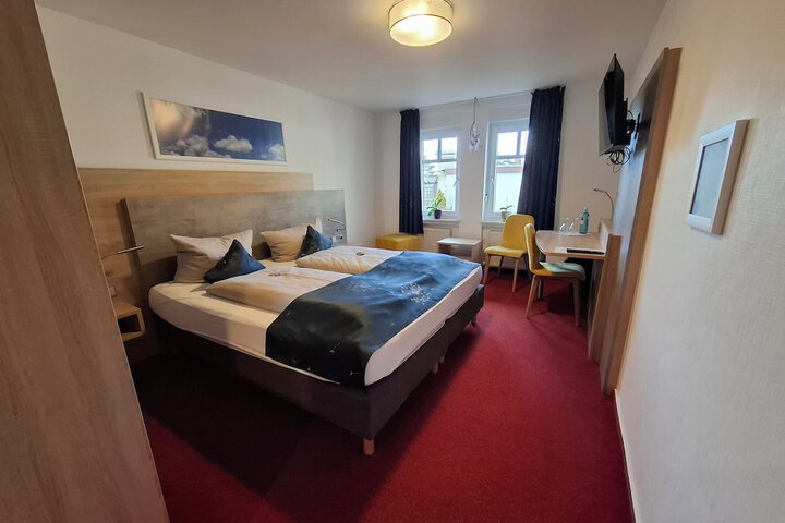 Room 8 of 18