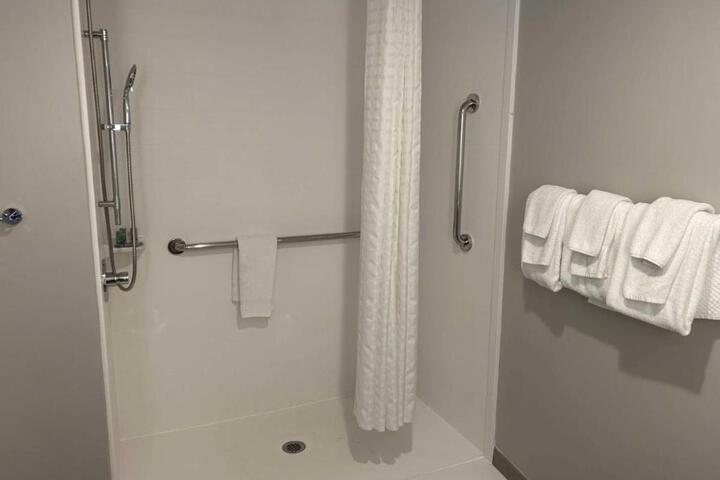 Accessibility 2 Double Bathtub (1 of 11)