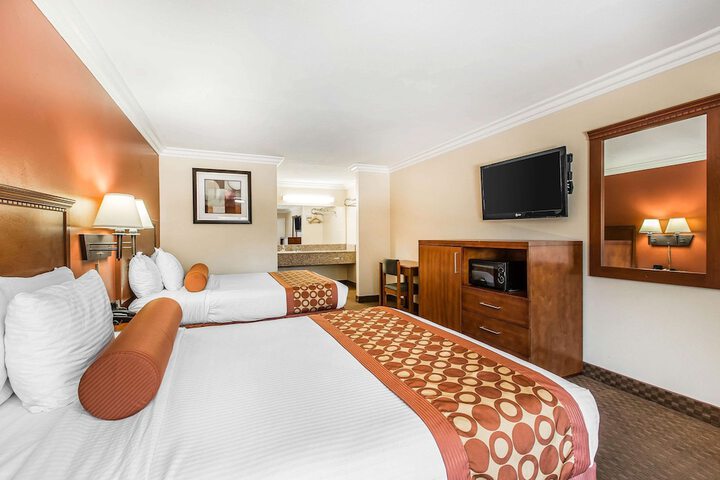 2 Queen Beds (2 of 8)