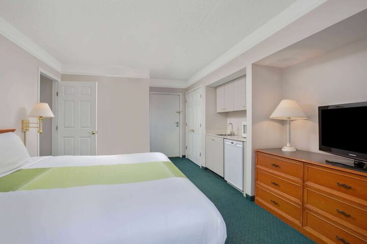 1 King Bed (8 of 16)