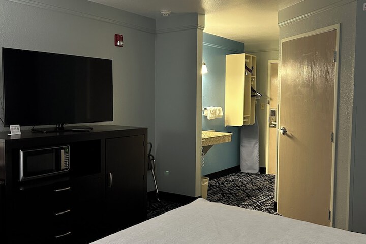 1 Queen Bed Mobility Accessible (5 of 10)