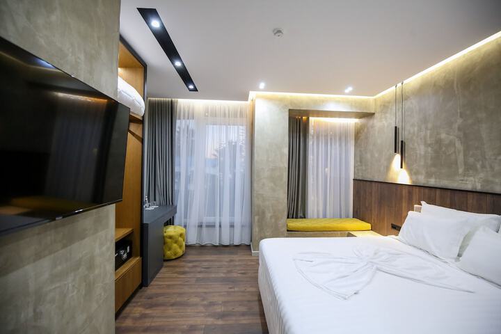 Room 13 of 33