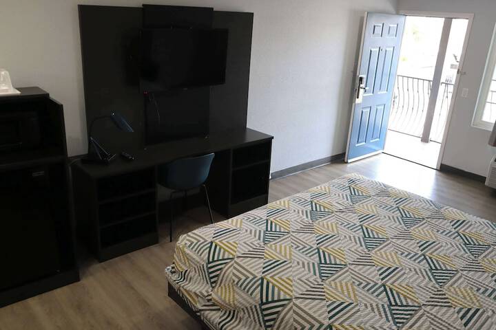 Deluxe Room 1 King Bed Refrigerator, Microwave (13 of 18)