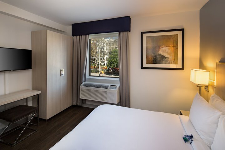 Room 3 of 28