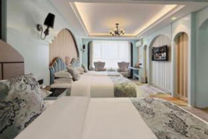 Room 7 of 9
