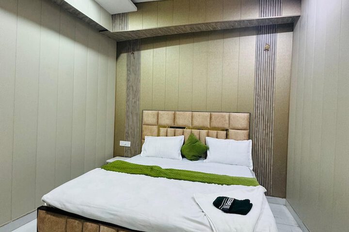 Room 9 of 14