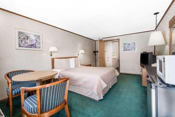 1 Queen Bed (17 of 19)