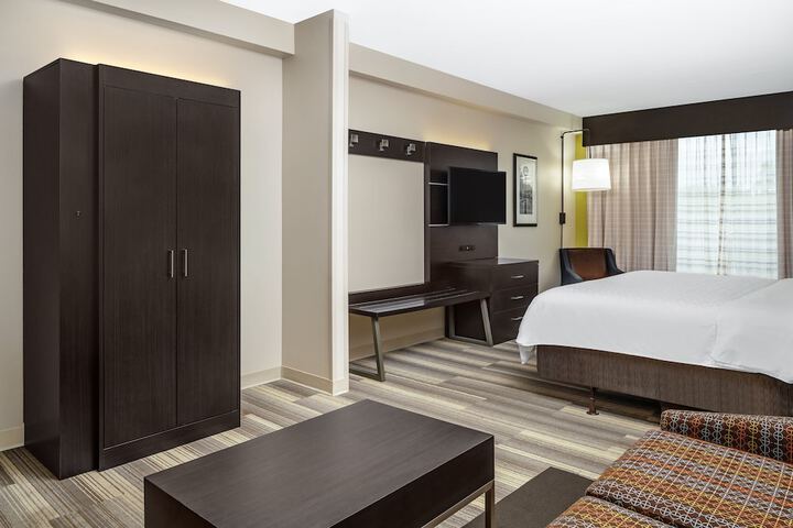1 King Bed Suite (11 of 18)