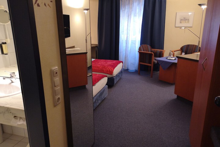 Room 5 of 19