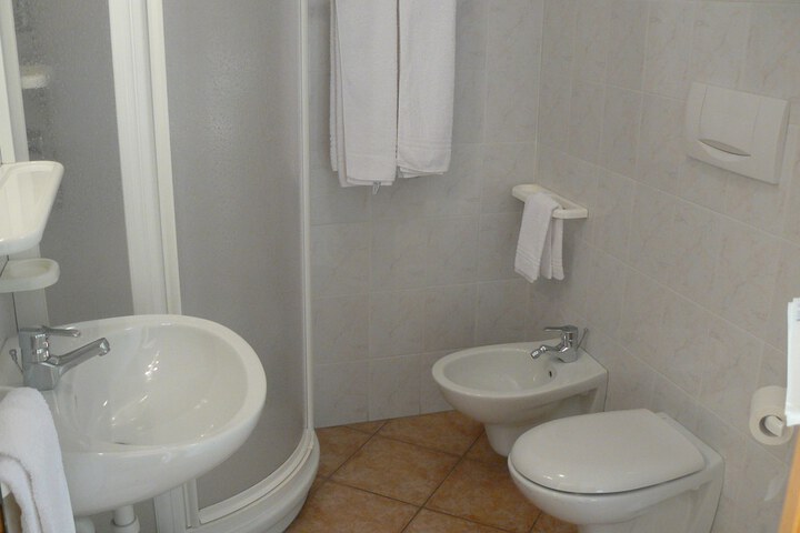 Room 12 of 34