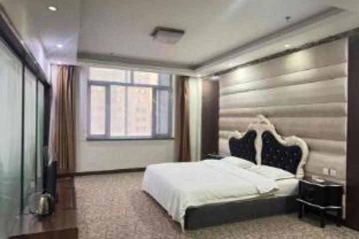 Room 7 of 9