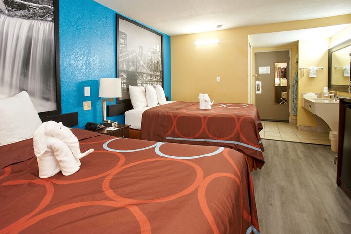2 Queen Beds Mobility Hearing Accessible Room Roll in Shower (26 of 46)