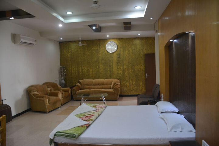 Exterior of Hotel Naveen Residency