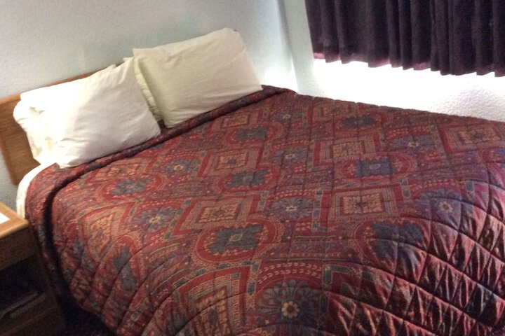 1 Queen Bed (2 of 14)