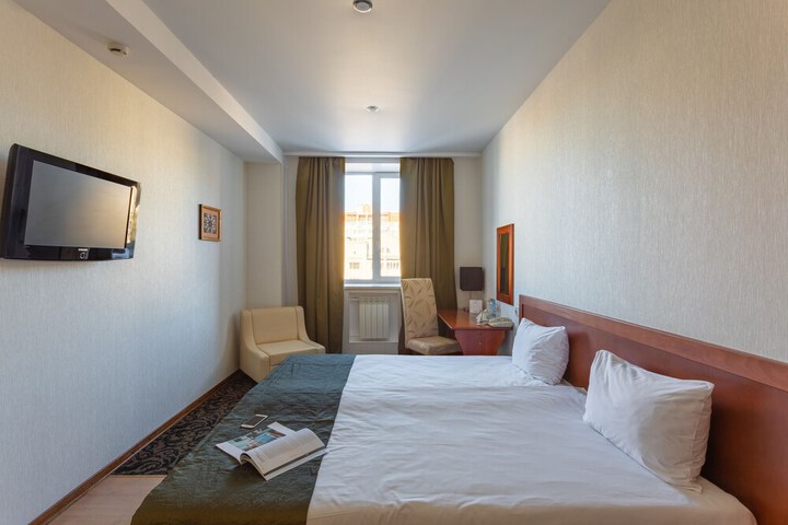 Room 10 of 103