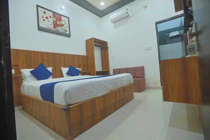 Room 11 of 27