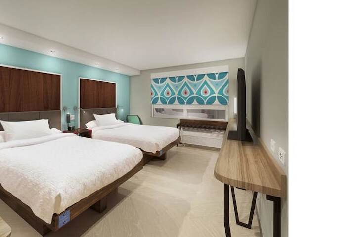 1 King Bed (4 of 10)