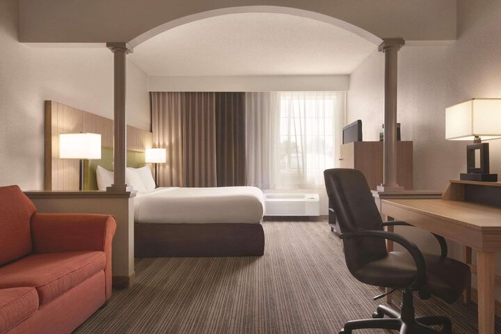 1 King Bed (16 of 19)