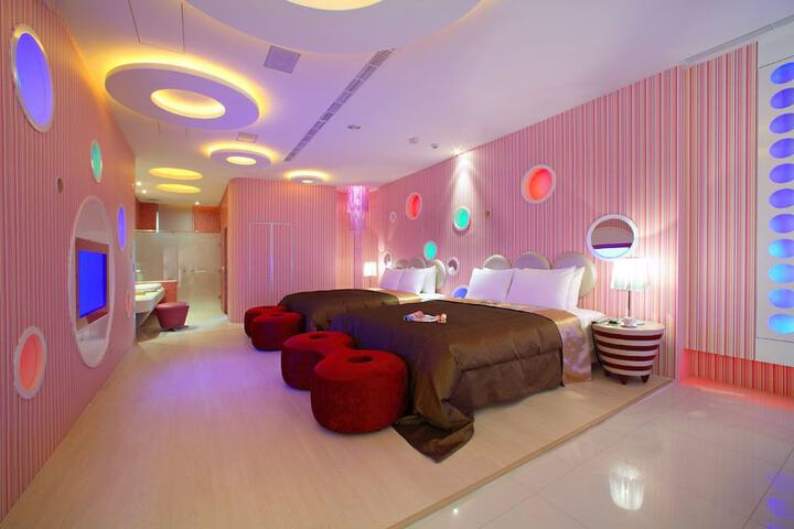 Room 8 of 33