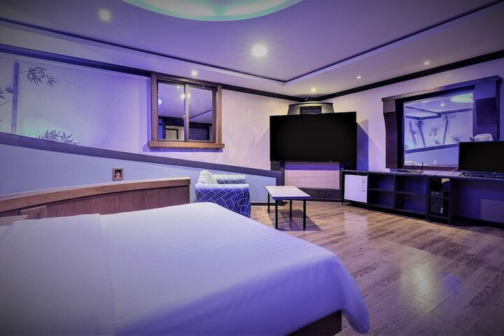 Room 17 of 44