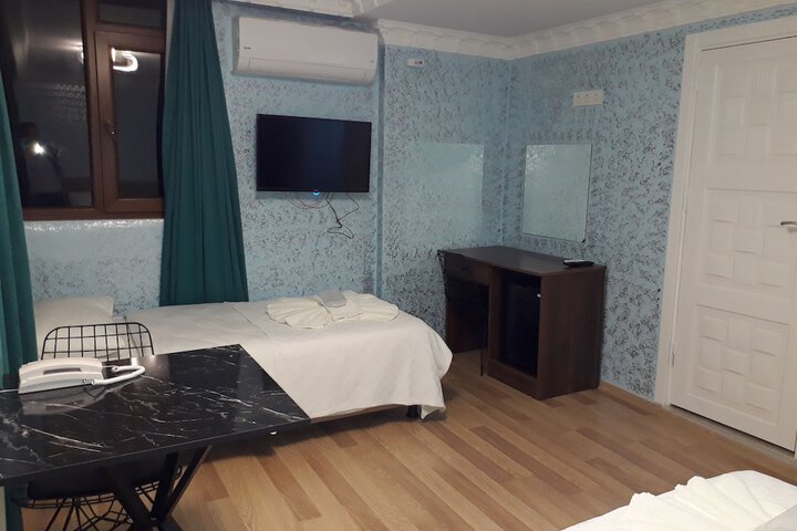 Room 6 of 13