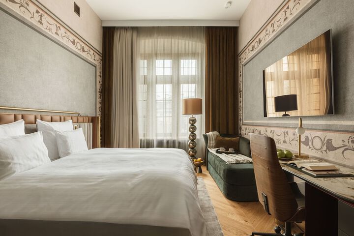 Room 28 of 90