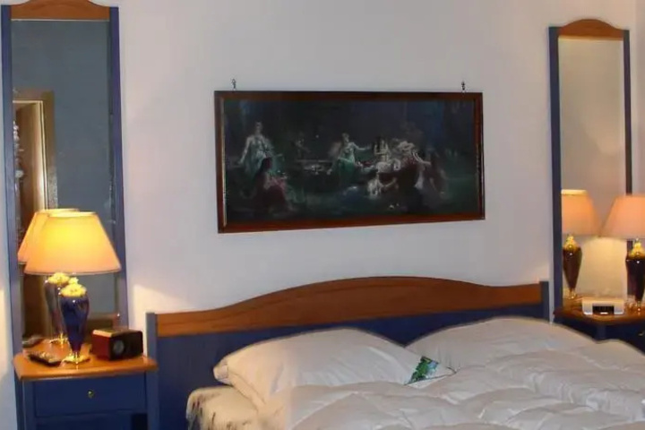 Room 5 of 18