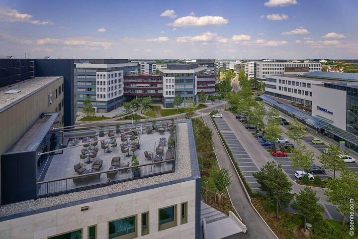 Lounge 25 of 38