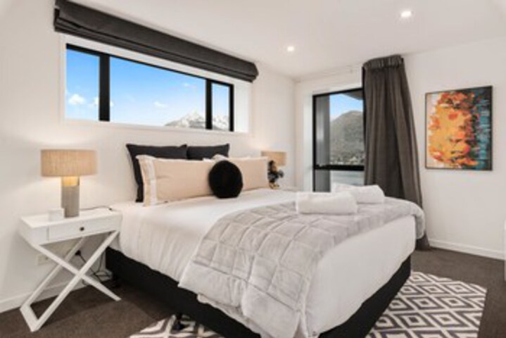 Room 10 of 24