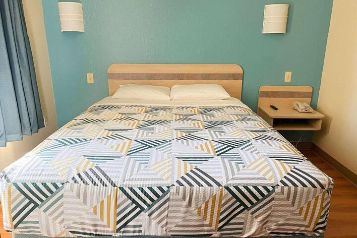 1 Queen Bed (3 of 3)