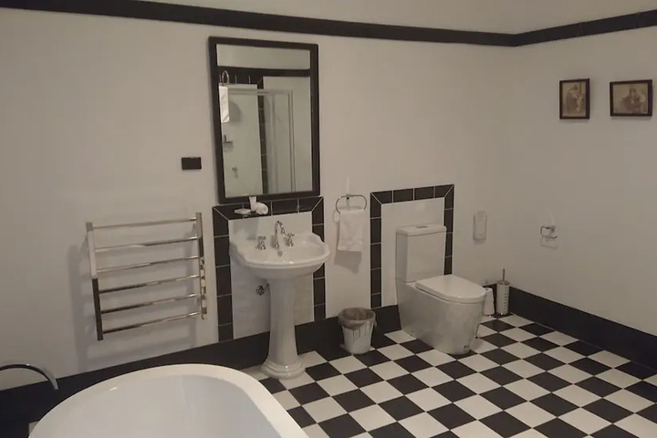 Room 7 of 16