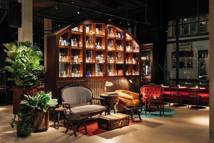Lounge 56 of 81