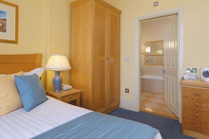 Room 28 of 110