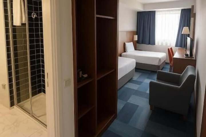 Room 11 of 34