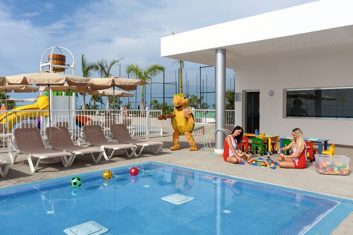 Hotel Pool
